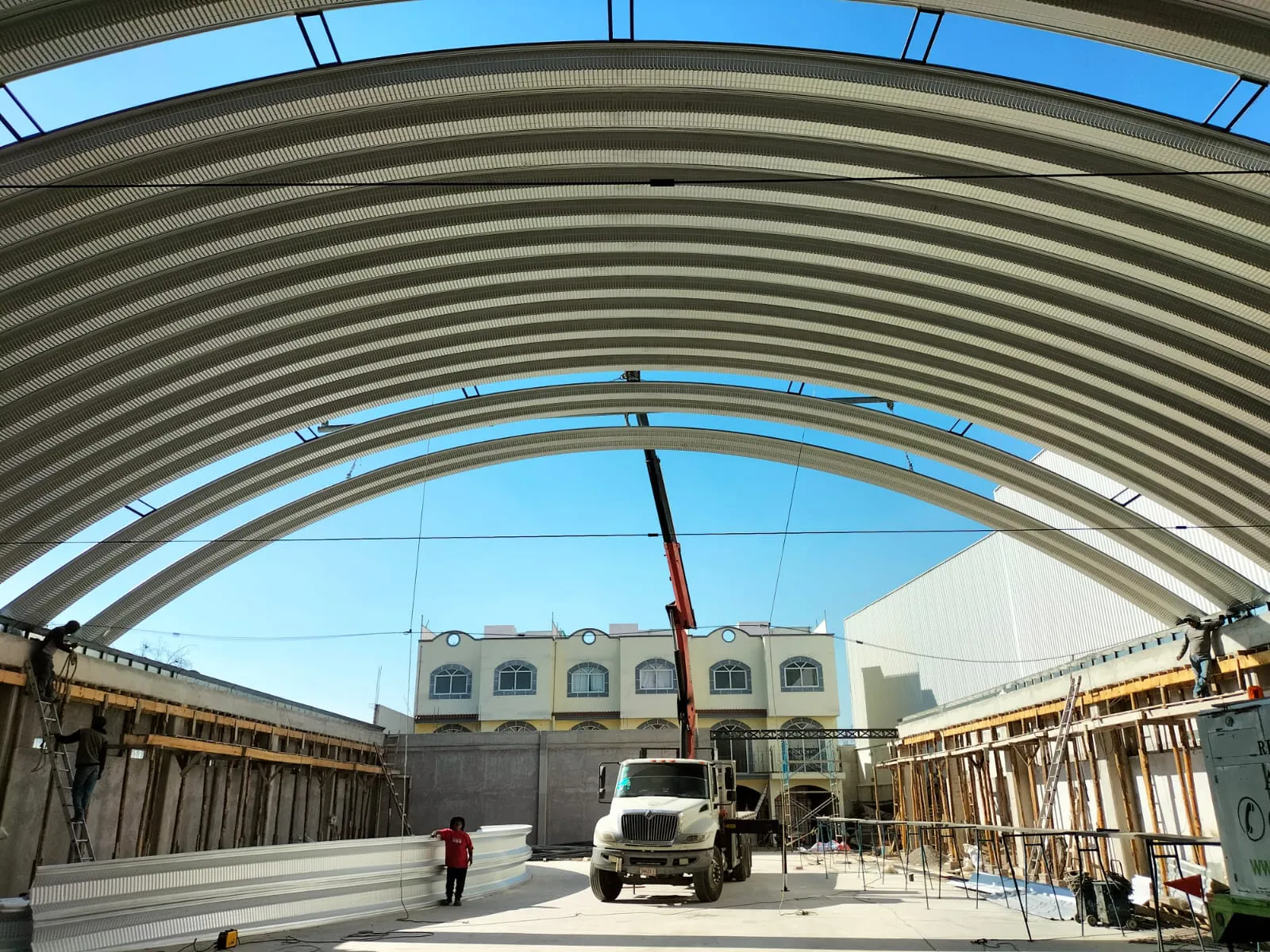 Montaje de estructura metálica en obra